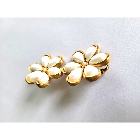 Vintage Crown Trifari 50s 60s Milk Glass Flower Earrings Clip On - Picture 8 of 8